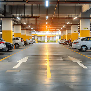 Tiefgarage mit offener Ein- und Ausfahrt