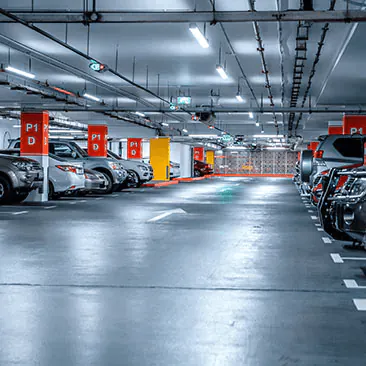 parkende Autos in einer Tiefgarage